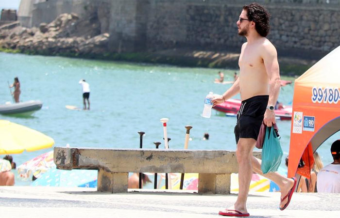  Ator de Game of Thrones mostra 'tanquinho' na orla do Rio