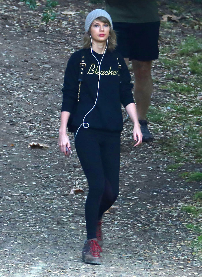Escoltada, Taylor Swift usa moletom largo para caminhada