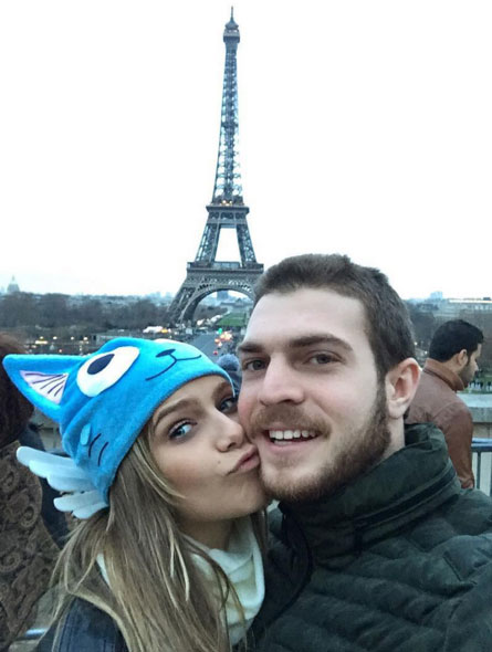 Isabella Santoni aproveita Torre Eiffel para beijo no amado