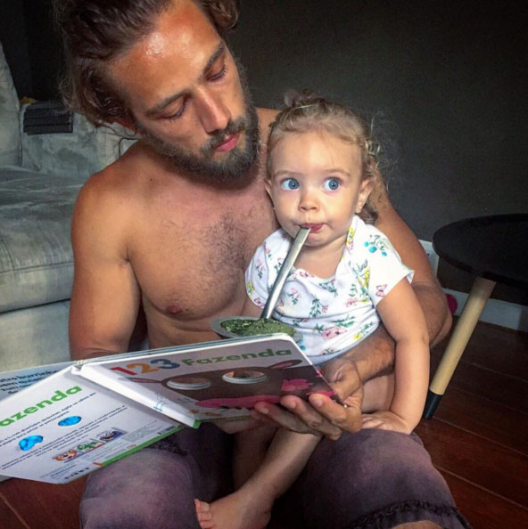 Sem camisa, Rafael Cardoso posta imagem fofa com a filha