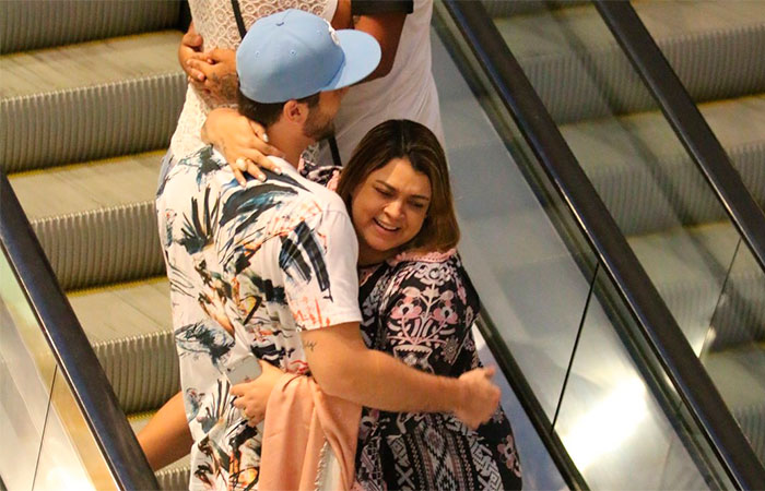  Preta Gil troca beijos com marido em shopping carioca