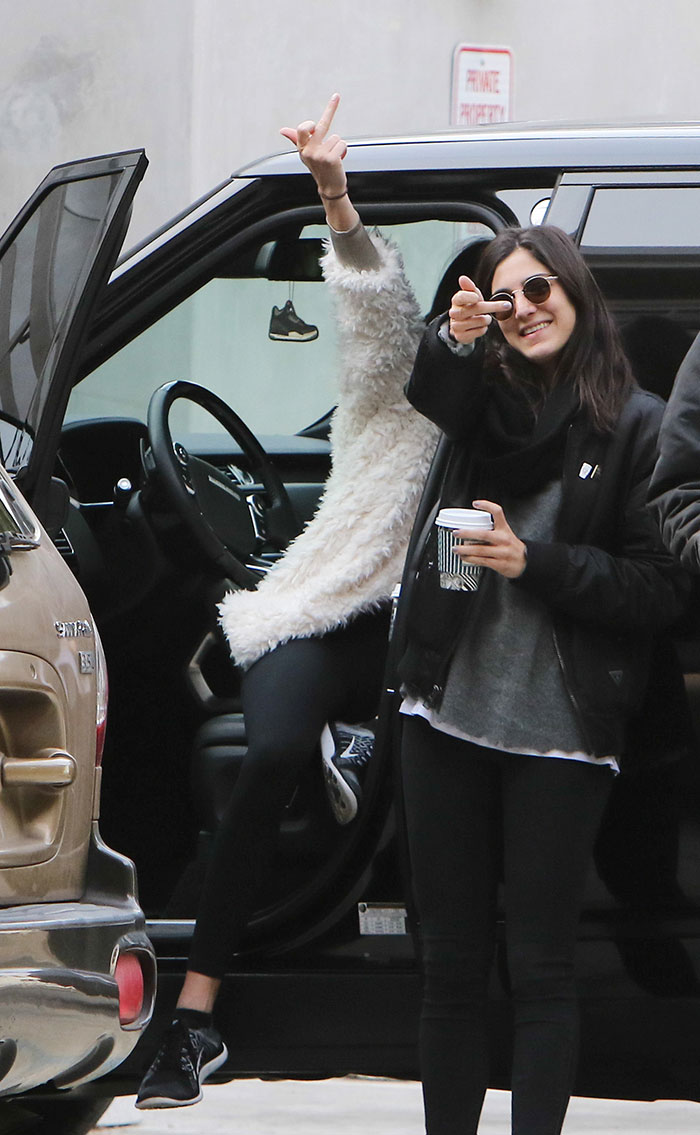 Kendall Jenner faz gestos obscenos em Beverly Hills