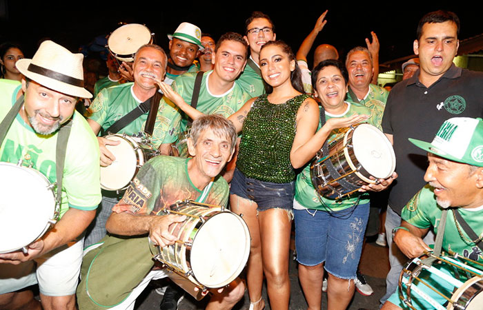 Anitta surpreende e samba com a Mocidade em ensaio de rua