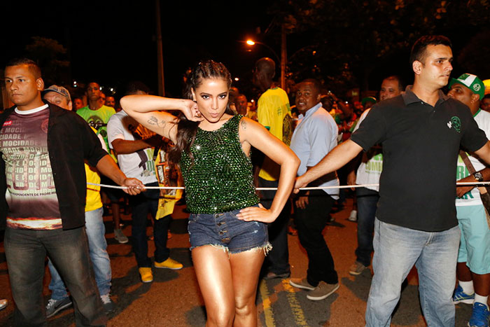  Anitta samba com a Mocidade em ensaio de rua