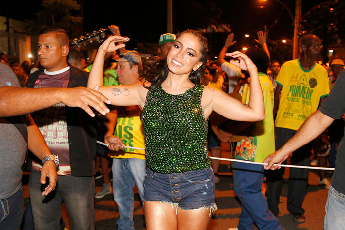  Anitta samba com a Mocidade em ensaio de rua