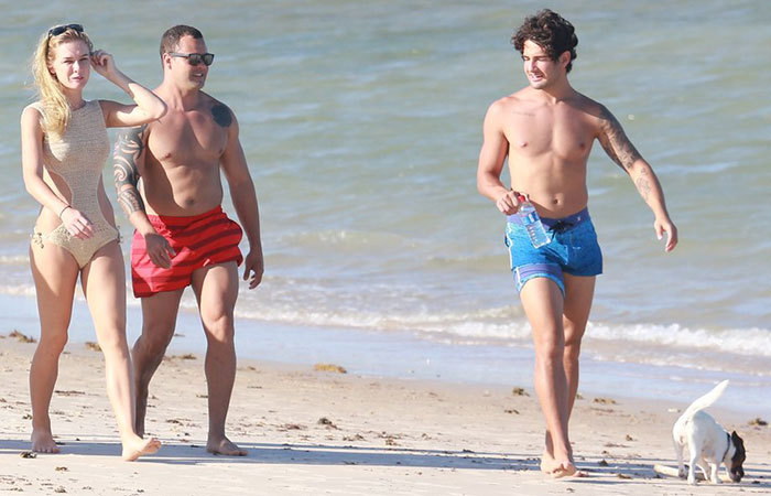Fiorella Matheis e Alexandre Pato curtem caminhada na praia