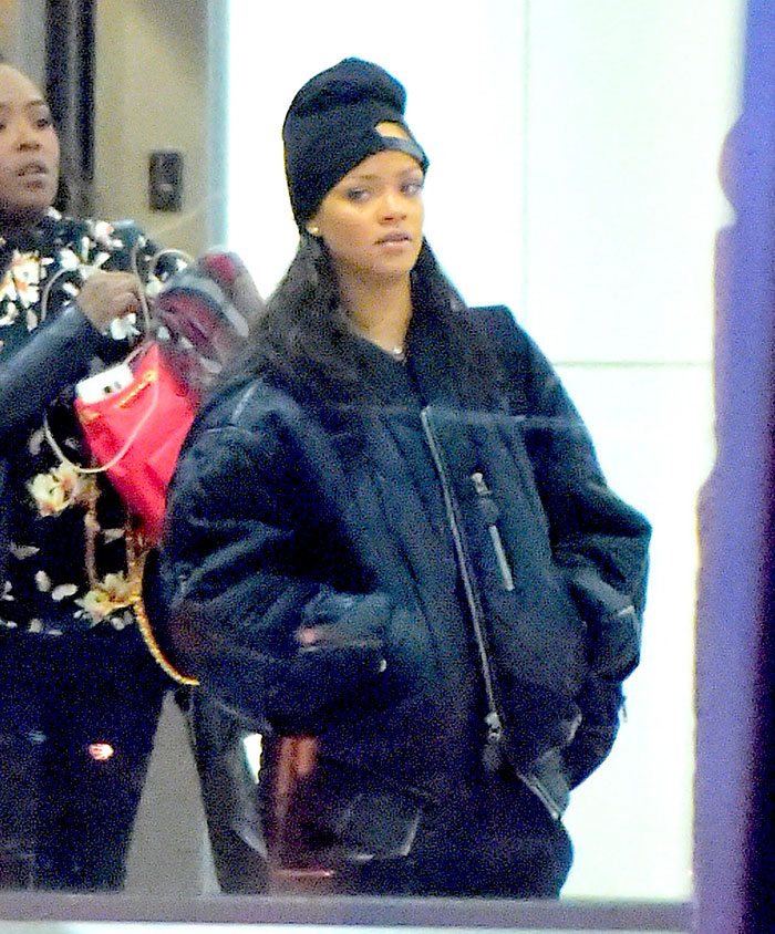 Rihanna enfrenta frio de Nova York para passear