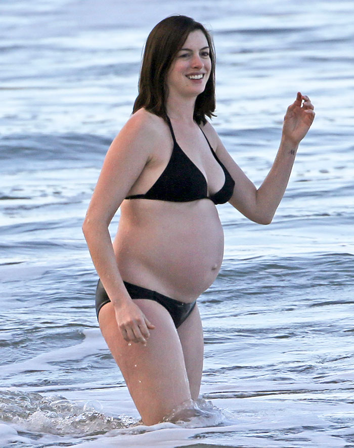 No Havaí, Anne Hathaway mostra o barrigão. Confira!