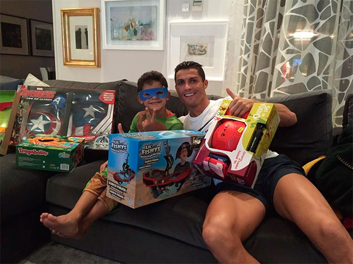 Cristiano Ronaldo enche o filho de presentes no Dia de Reis