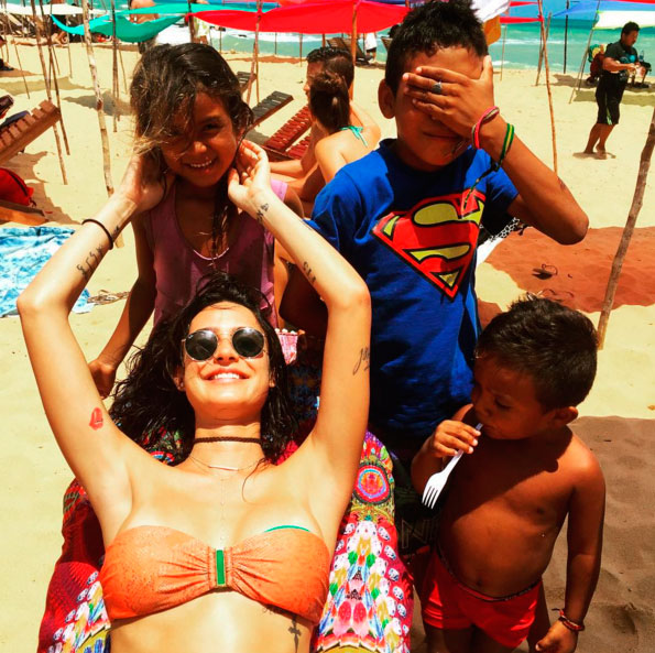  Thaila Ayala se diverte com crianças na praia: 'Adotei aqui'