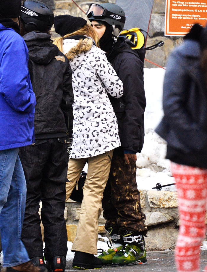 Joe Jonas beija modelo em estação de esqui