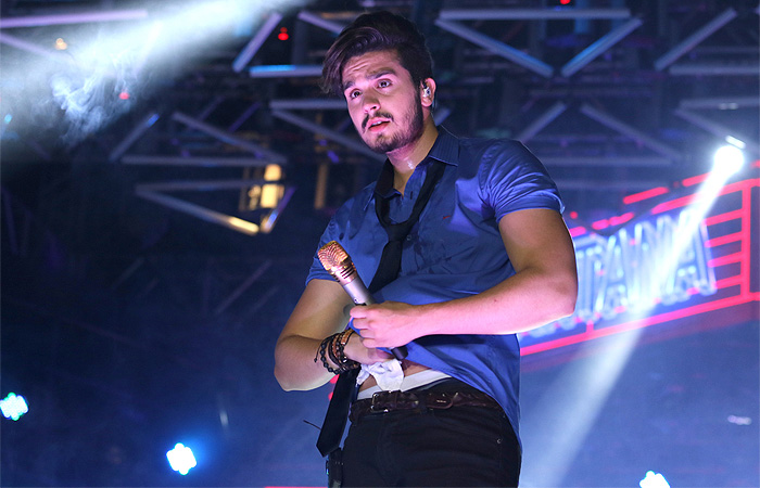 Luan Santana deixa a cueca à mostra em show