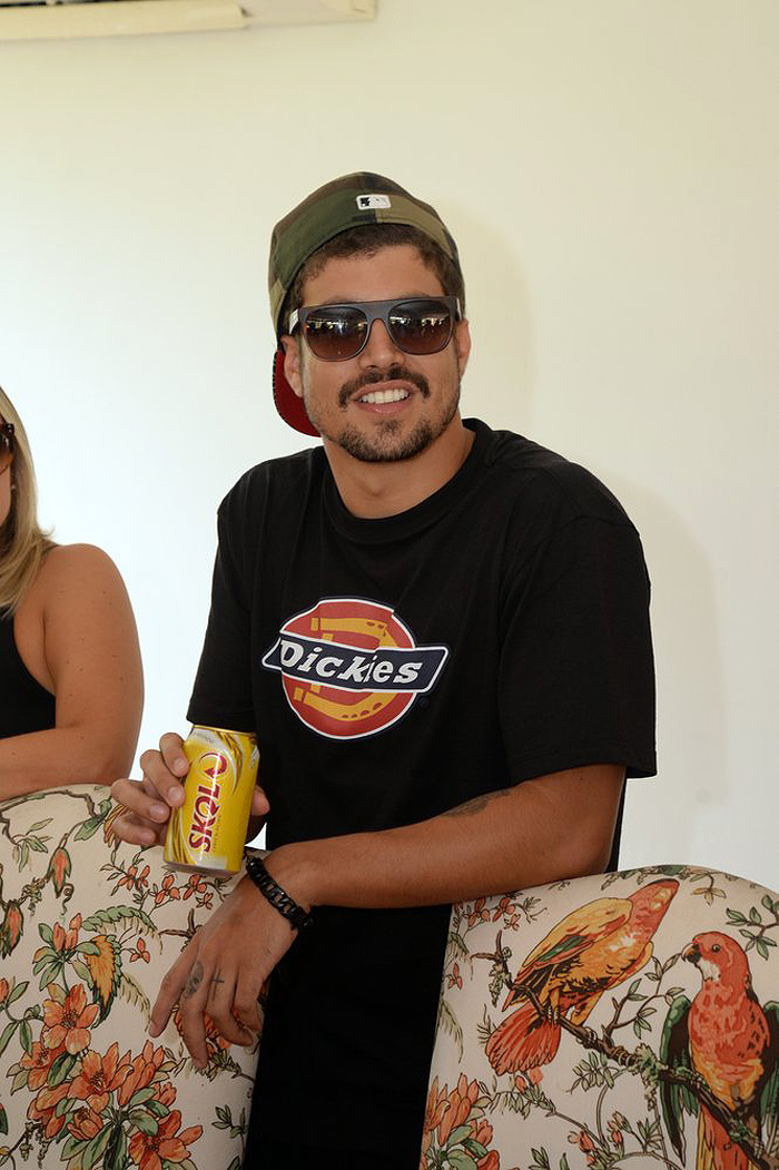 Super tranquilo e relaxado, o ator circulou pelo local, sempre com uma lata de cerveja na mão, claro