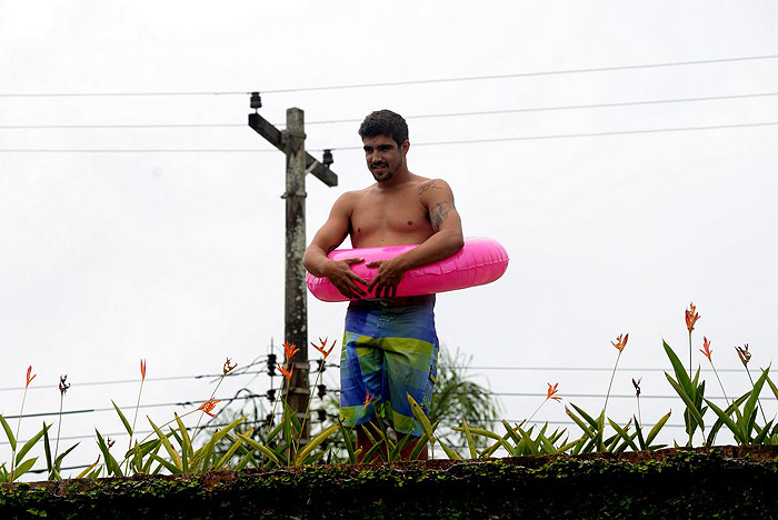 Depois de muita curtição dentro da casa, Caio decidiu ir até o jardim, e mudou de roupa para poder cair na piscina