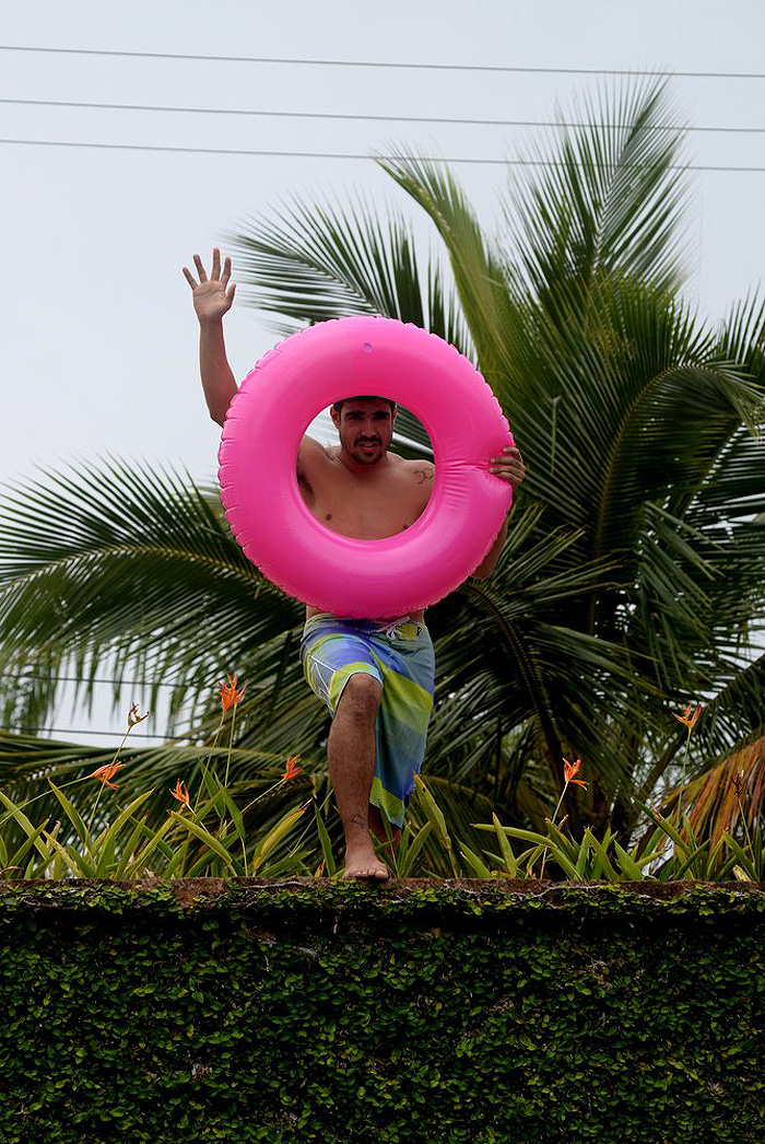 Já preparado para se refrescar, ele deu uma última palavrinha com os amigos antes do grande salto