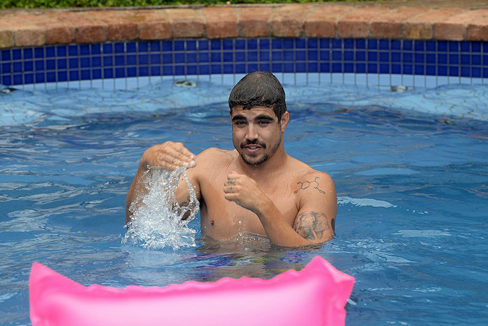 Já dentro da piscina, Caio continuou esbanjando sua tranquilidade e simpatia para conversar com os outros presentes