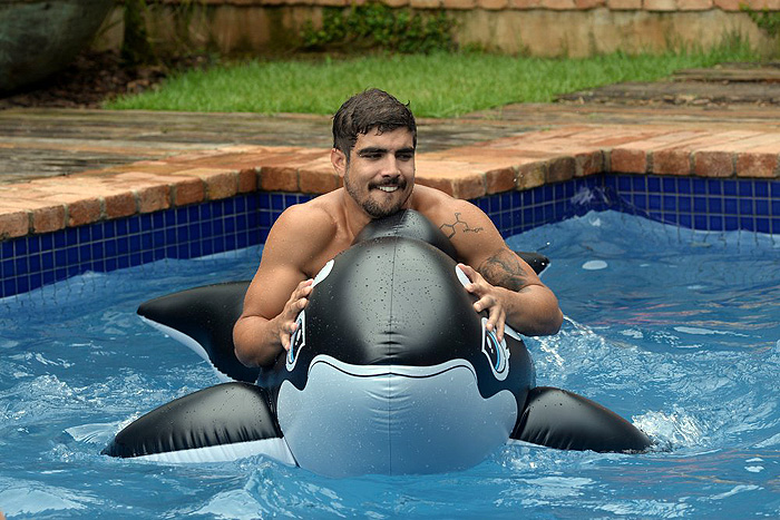 Voltando a ser criança, o ator se divertiu, pra valer durante o passeio que fez pela piscina do local