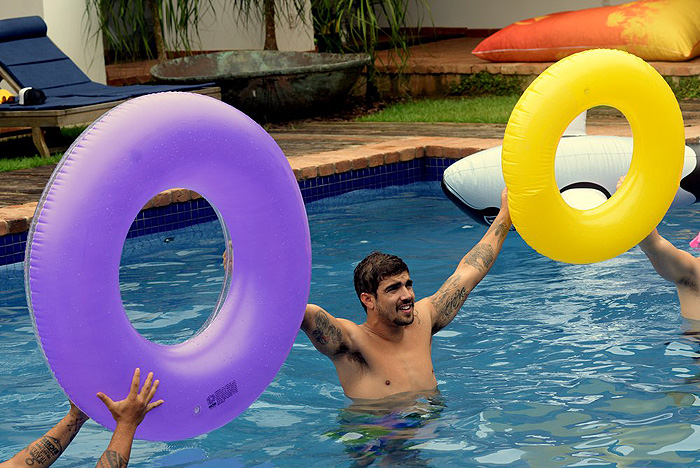 Em questão de instantes, Caio voltou para a piscina, desta vez com algumas companhias, que aproveitou para se divertir mais um pouco, ainda tranquilo e disposto a curtir ao máximo