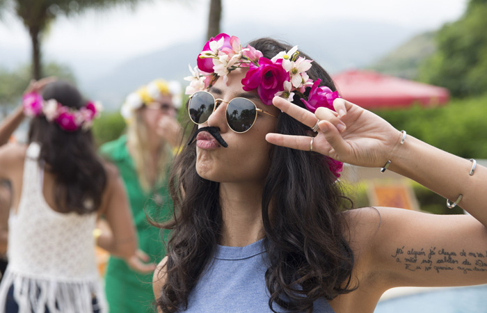 Com coroa de flores, Yanna Lavigne curte com amigos no Rio