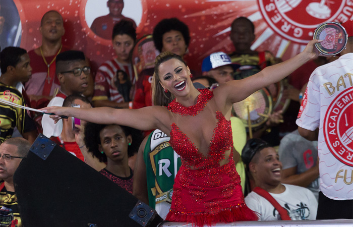 Viviane Araújo aposta em look provocante em ensaio de samba