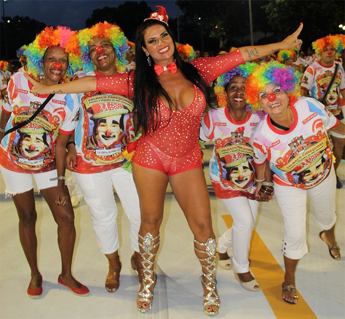 Solange Gomes abusa da transparência em ensaio do Carnaval