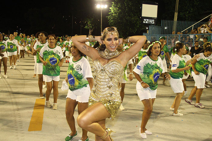 Anitta e Claudia Leitte brilham em ensaio na Sapucaí