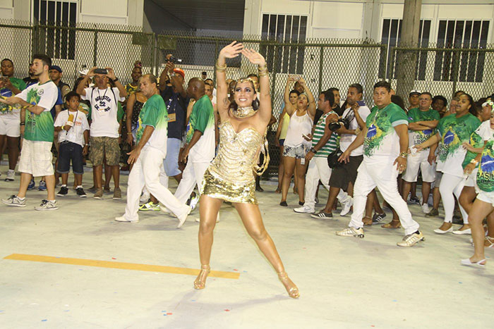 Anitta e Claudia Leitte brilham em ensaio na Sapucaí