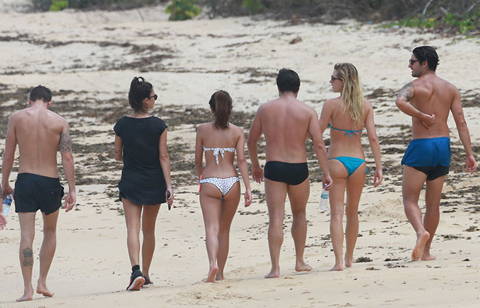 Fiorella Mattheis e Thaila Ayala esbanjam boa forma em praia