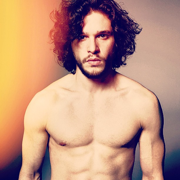 Seu nome verdadeiro é Christopher Catesby Harington, mas, desde pequeno, ele é chamado de Kit, que é o apelido que os ingleses costumam dar para quem tem Christopher como nome principal