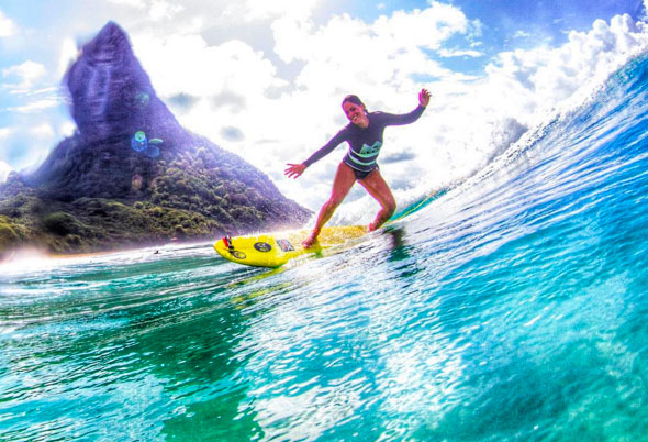 Carol Castro exibe pernas bronzeadas e torneadas em surfe 