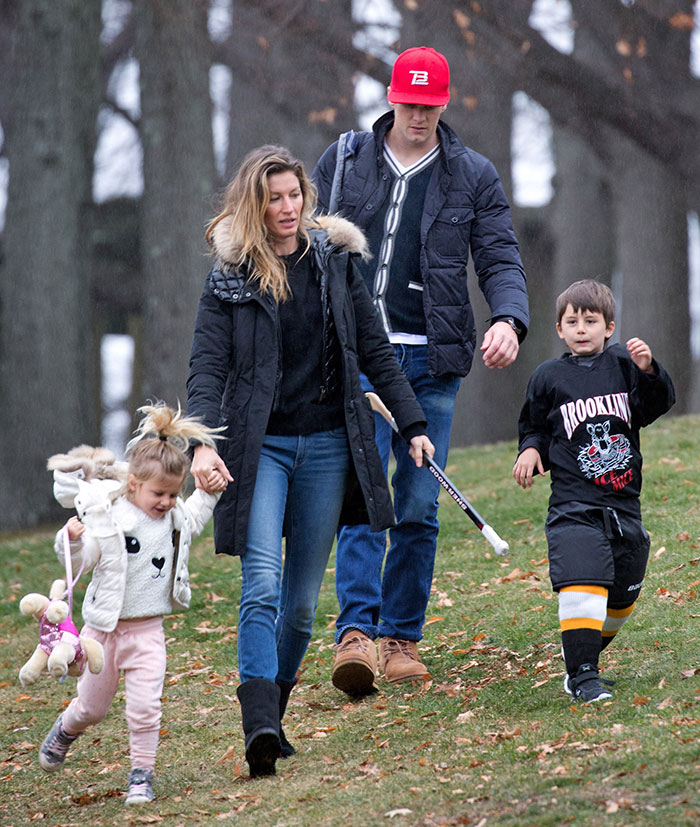 Gisele Bündchen enfrenta o frio para ver filho jogar hóquei