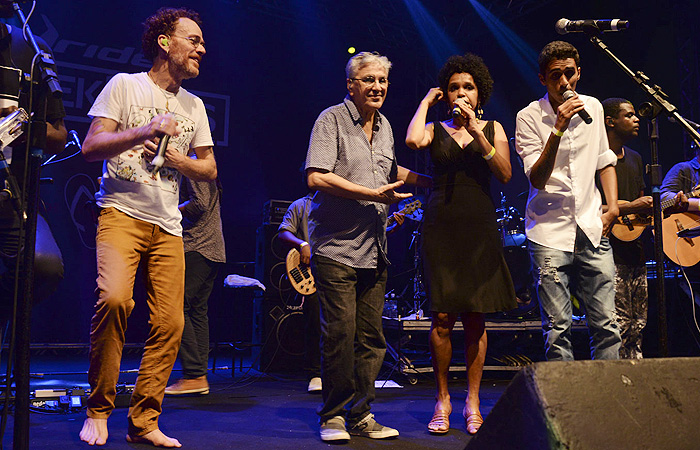 Caetano Veloso e Nando Reis dão selinho em show no Rio