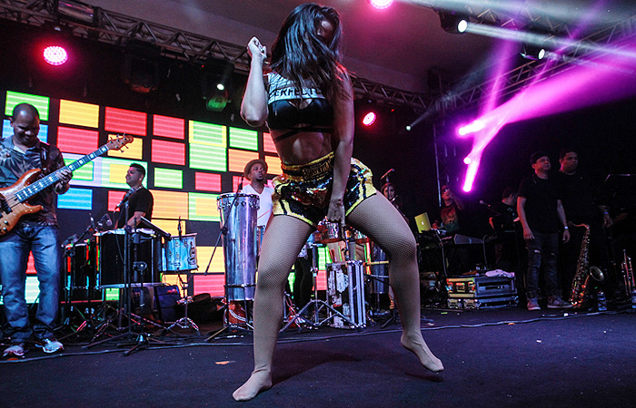 Com short de lutadora, Anitta rebola e sensualiza em show