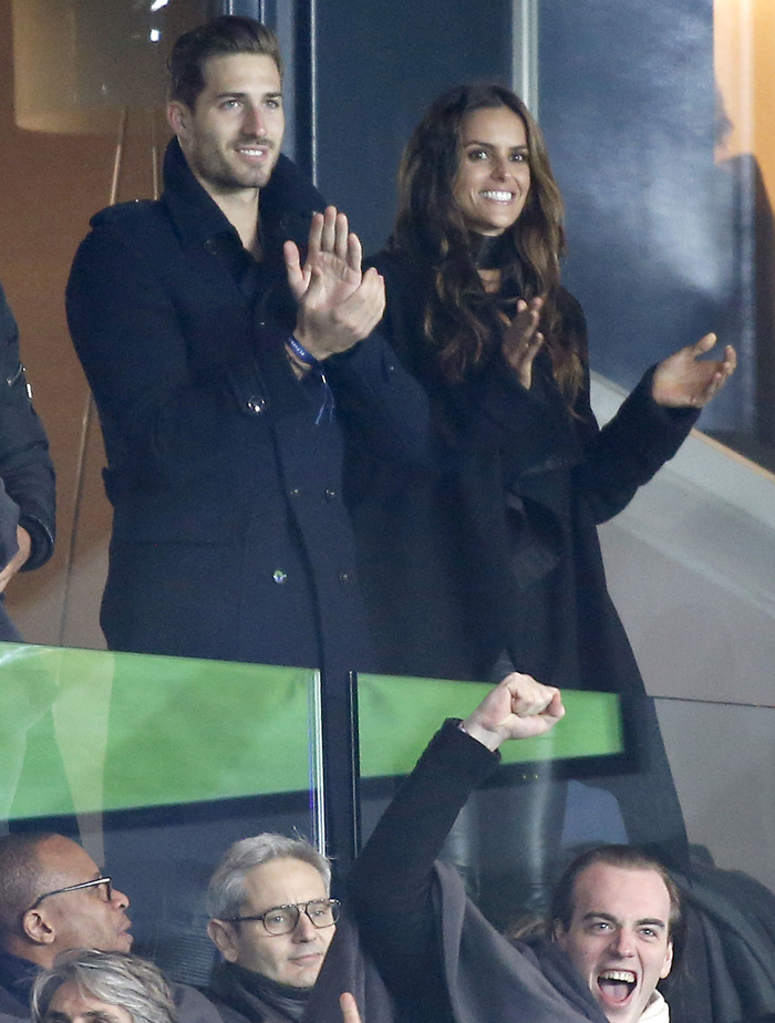 Izabel Goulart assiste jogo de futebol junto com affair