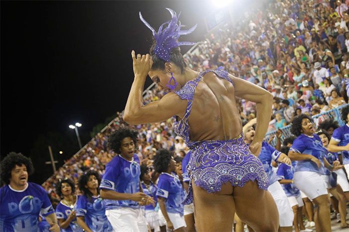 Gracyanne Barbosa samba muito durante ensaio da Portela 