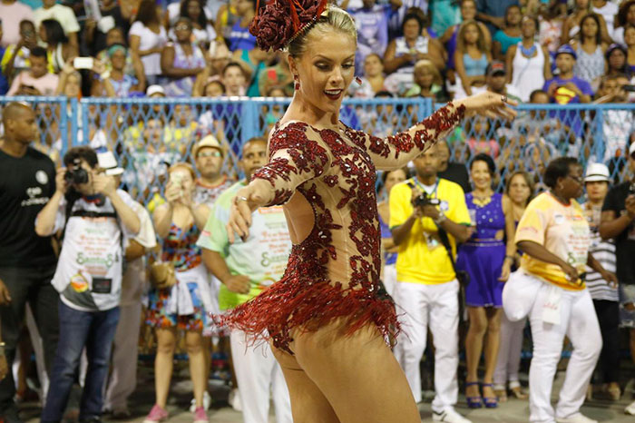 Ana Hickmann e Thaila Ayala arrasam em ensaio da Grande Rio