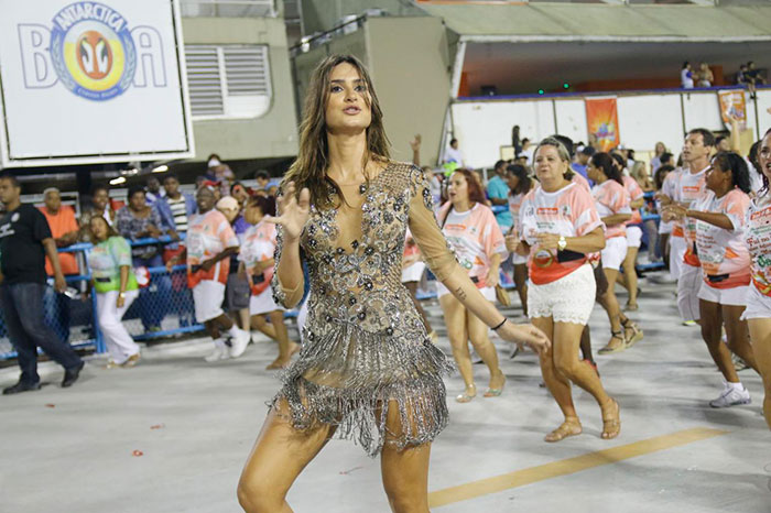 Ana Hickmann e Thaila Ayala arrasam em ensaio da Grande Rio