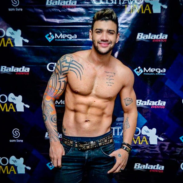 Gusttavo Lima posa sem camisa e exibe tanquinho