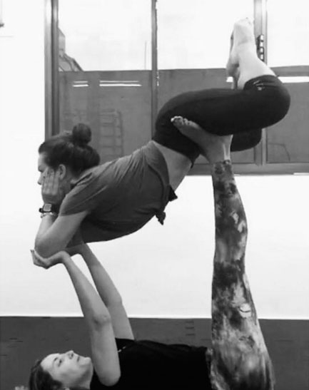 Fernanda Souza mostra todo seu equilíbrio no pilates
