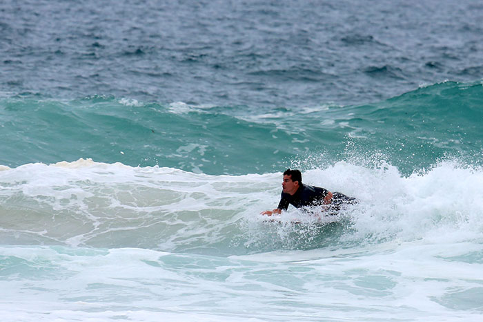 Thiago Martins mostra habilidade ao pegar onda