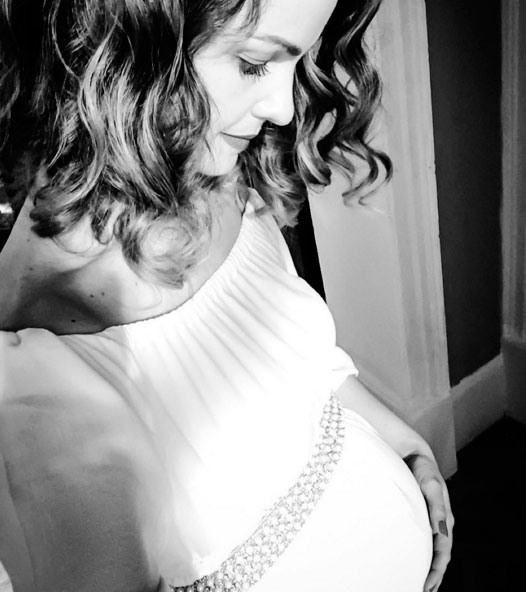 Carolina Kasting mostra barriguinha de grávida: 'Fotogênica'