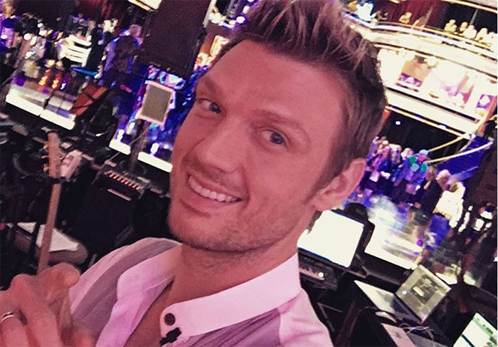 Nick Carter: o cantor foi preso depois de se envolver em uma briga no bar Hog’s Breath Saloon, segundo o TMZ. O integrante dos Backstreet Boys teve que ser imobilizado no chão por policiais e acabou sendo levado para a delegacia, mas pagou fiança e foi liberado