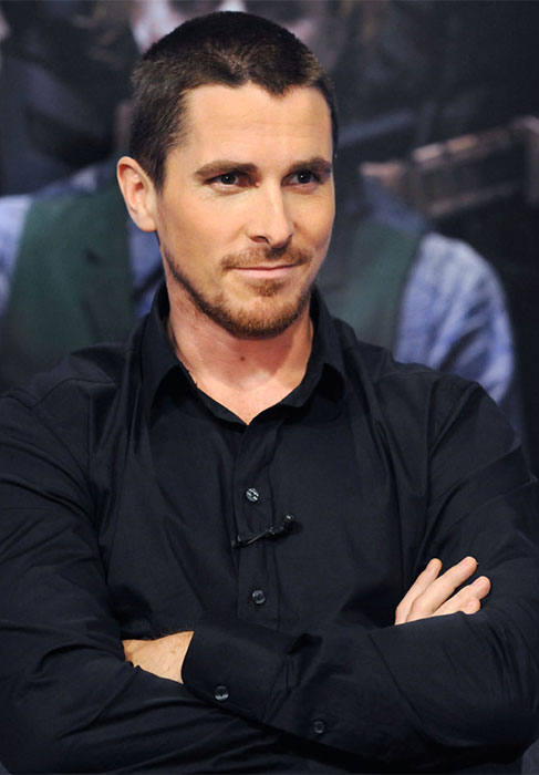 Christian Bale: foi preso em 2008. O famoso ator de Batman- O Cavaleiro das Trevas, foi acusado de violência doméstica pela própria mãe e pela irmã, que afirmaram terem sido agredidas por ele