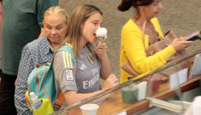 Fernanda Gentil toma sorvete e curte passeio com o filho