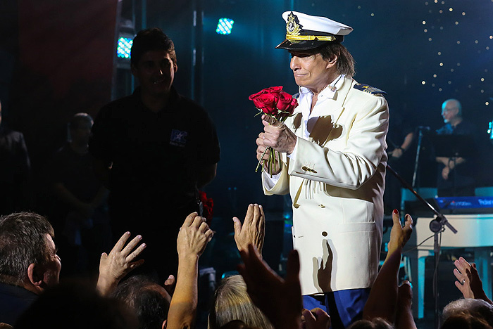 Famosos ganham rosa em 2° show de Roberto Carlos em navio