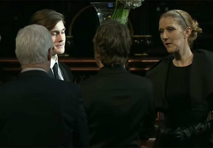 Chorando muito, Céline Dion se despede do marido em funeral 