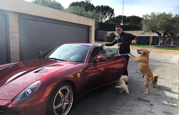 Ostentou! Cristiano Ronaldo posa com Ferrari de R$ 2 milhões