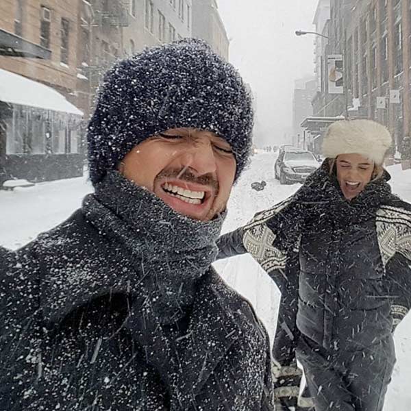 Em NY, Felipe Andreoli e Rafa Brites se beijam na neve