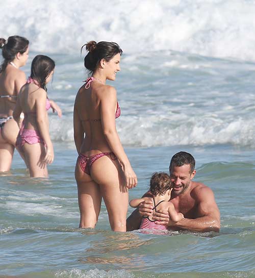 Malvino Salvador e Kyra Graciem brincam com a filha Ayra no mar  