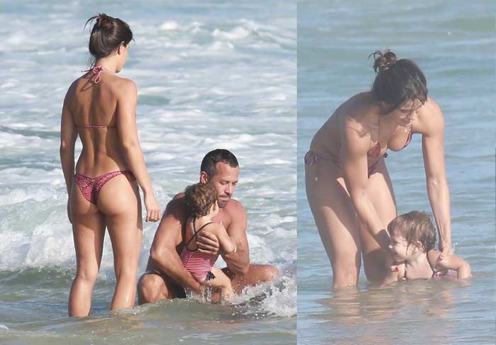Malvino Salvador e Kyra Graciem brincam com a filha Ayra no mar  
